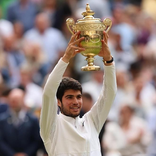 九游-费德勒迎来十二赛季出色发挥，巴塞罗那观众热烈欢呼！比赛高潮迭起(lady中文翻译)