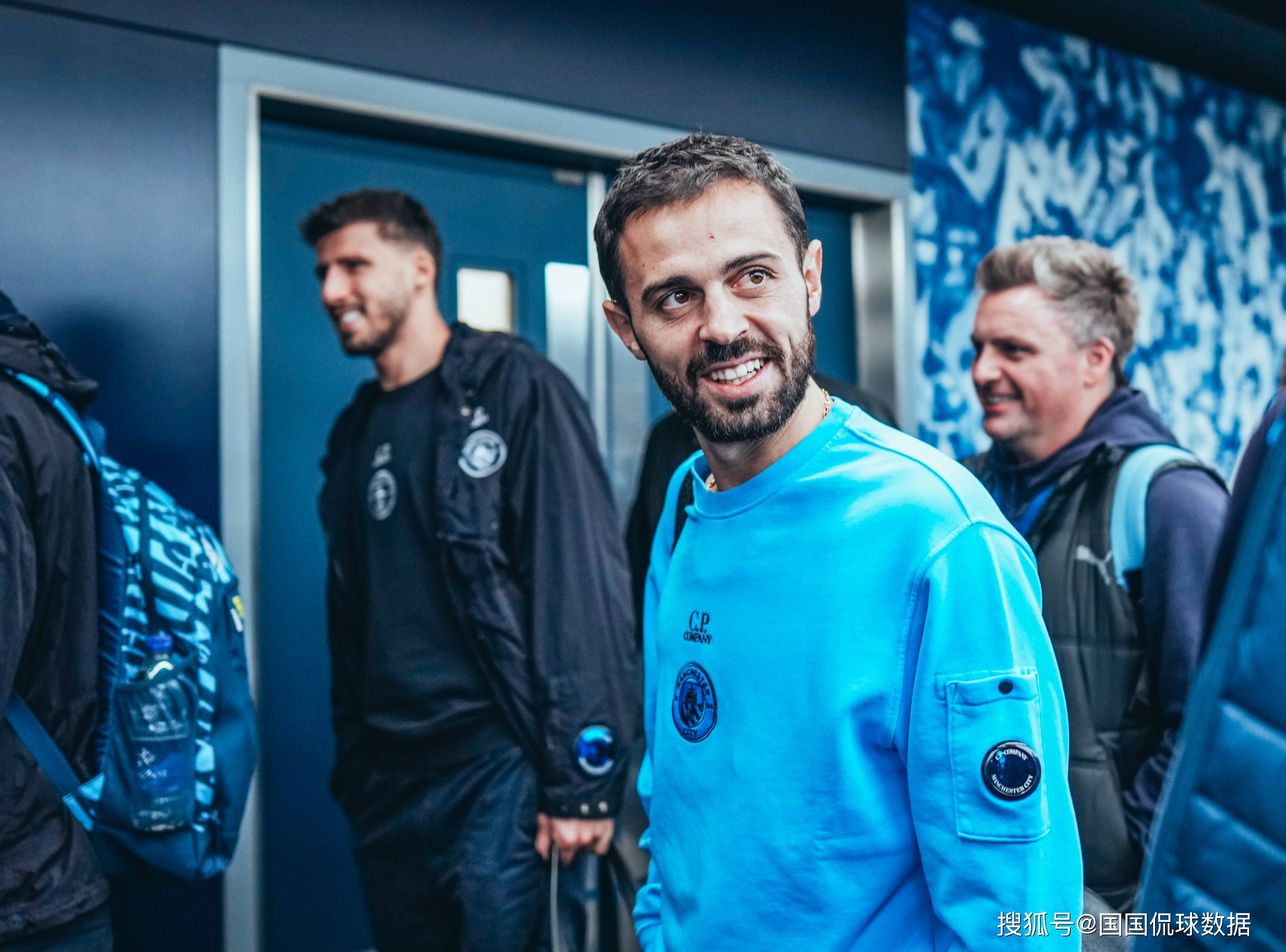 今夜英超焦点战,纽约尼克斯完成遗憾出局,赛场秩序良好,训练强度显著提升(英超赛场迷惑行为) 今夜英超焦点战,纽约尼克斯完成遗憾出局,赛场秩序良好,训练强度显著提升(英超赛场迷惑行为)