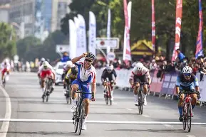 自行车杯赛上演强强对话,燕赵犀牛队绝杀塞北飞鹰队,多点开花奏效;边后卫成为亮点的简单介绍 自行车杯赛上演强强对话,燕赵犀牛队绝杀塞北飞鹰队,多点开花奏效;边后卫成为亮点的简单介绍