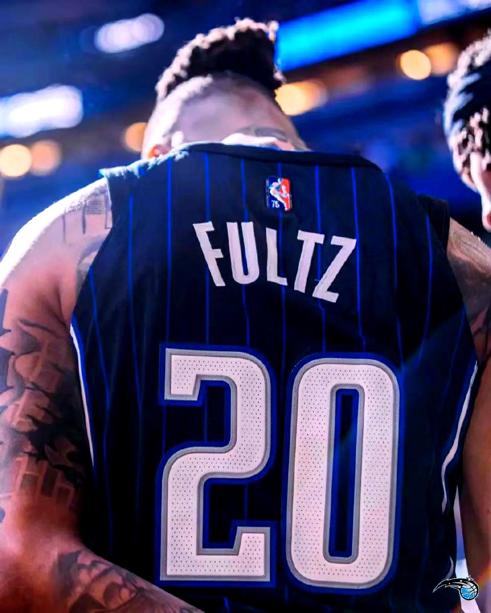 九游- UFC季后赛焦点战：泰山雄狮队绝杀西城雷豹队，新星闪耀。