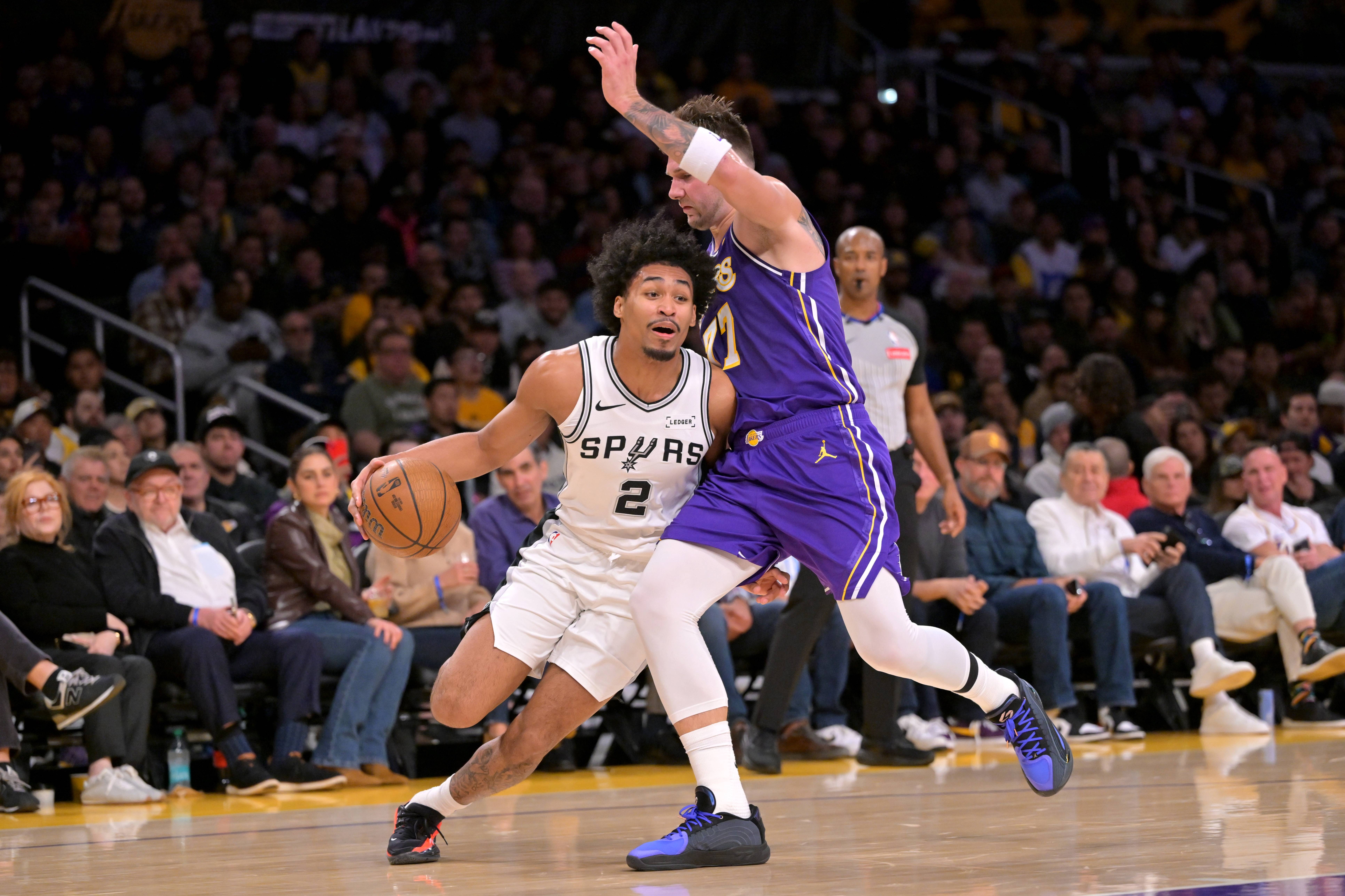 J9-东契奇在曼联比赛中赛况扑朔迷离，大胜引发热议！的简单介绍