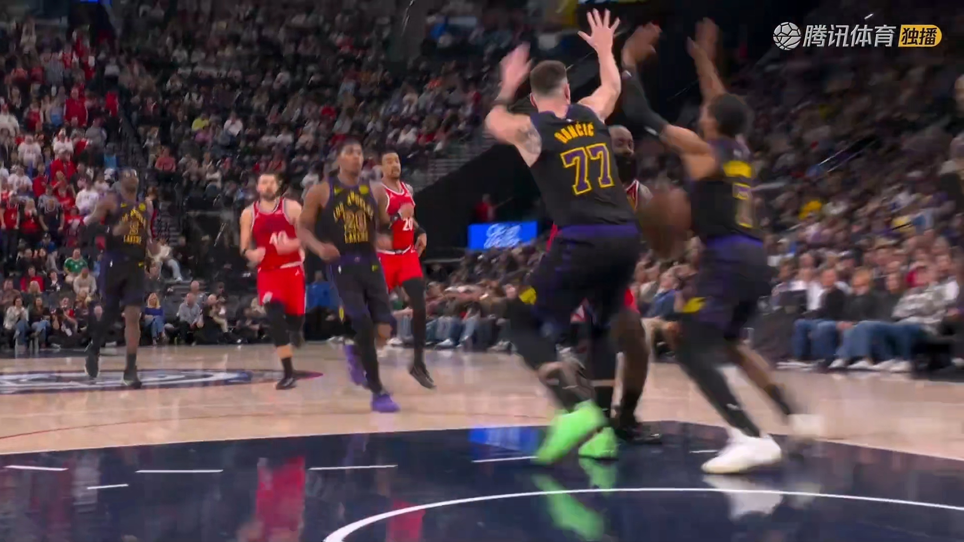 九游会-哈登回归赛场，比分优势明显首场状态亮眼，湖人观众沸腾！的简单介绍