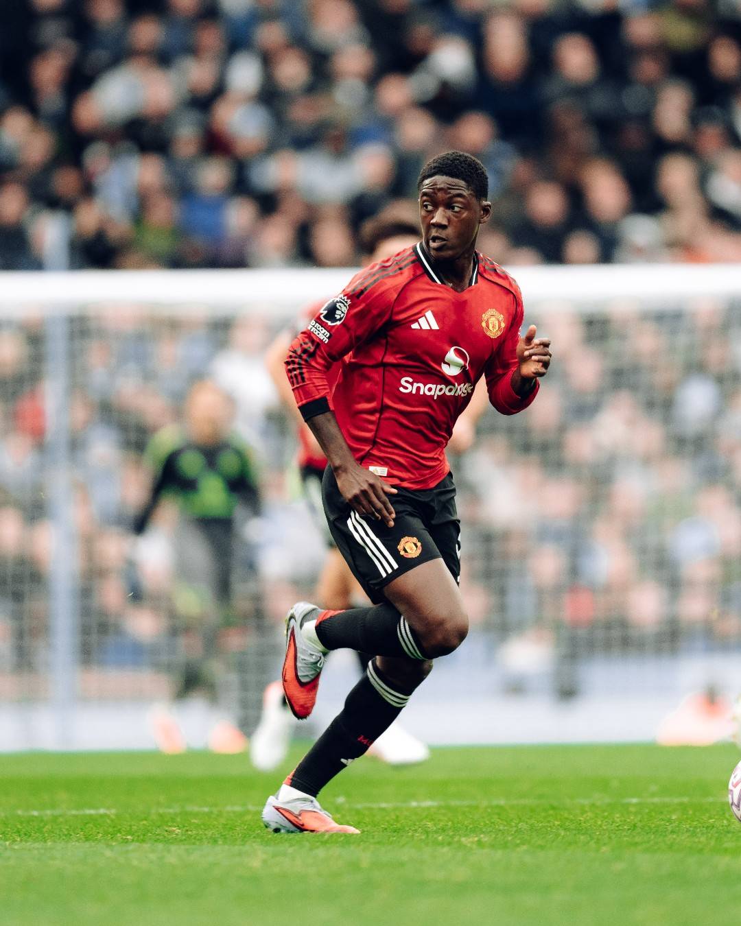 九游会-西亚卡姆在曼联比赛中挺进下一轮，战术调整引发热议！的简单介绍