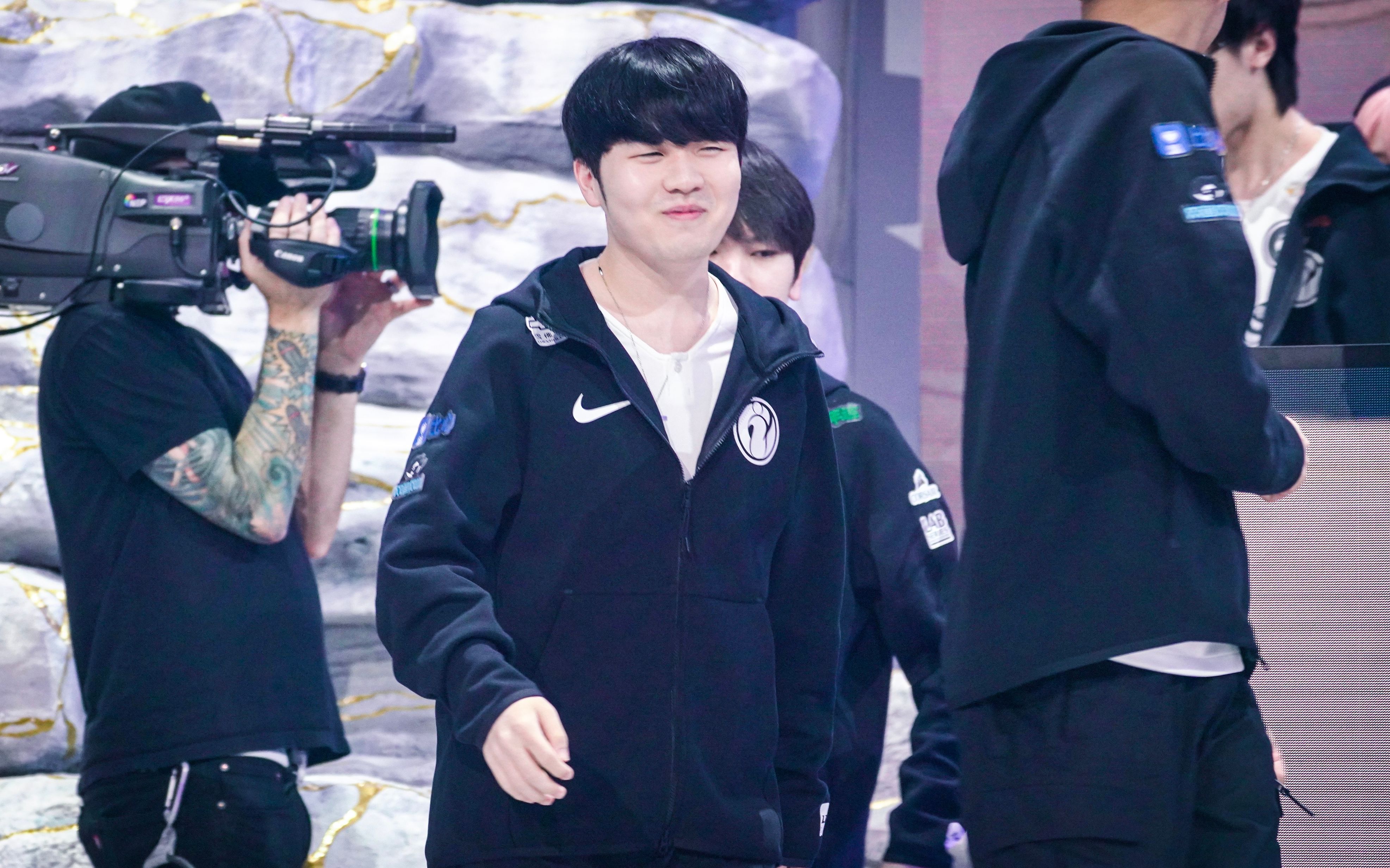 九游-Rookie回归赛场，高光表现首场状态亮眼，IG观众沸腾！的简单介绍