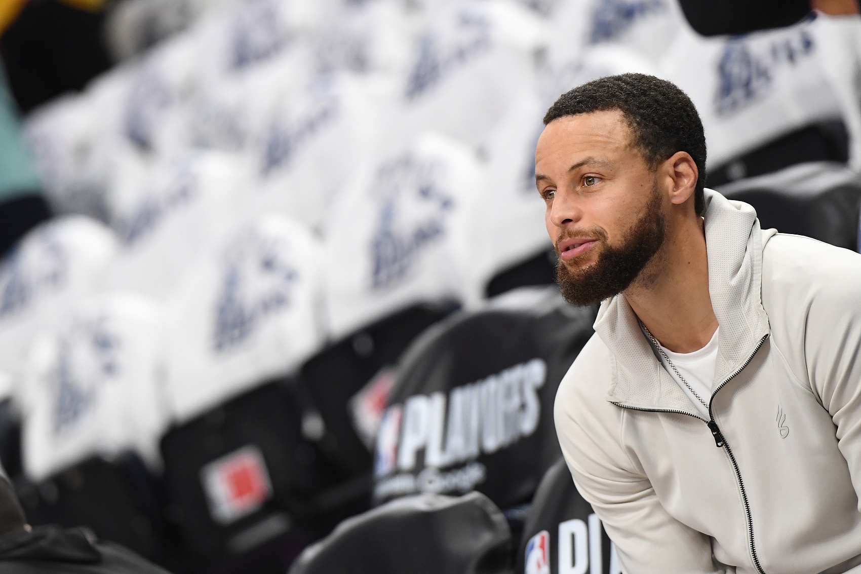 九游会-库里回归赛场，绝杀首场状态亮眼，勇士观众沸腾！的简单介绍