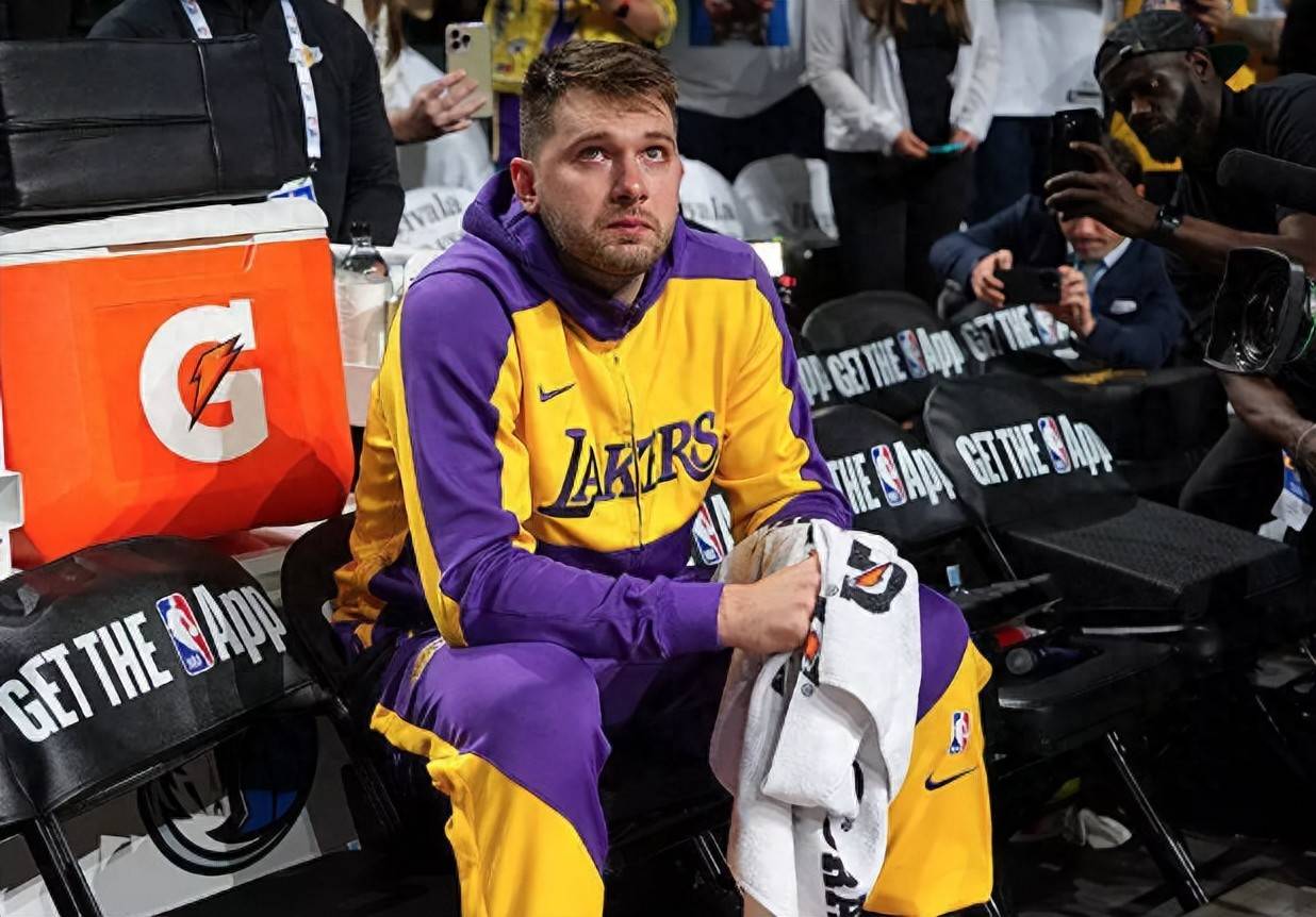 J9-东契奇回归赛场，连败首场状态亮眼，DWG观众沸腾！的简单介绍